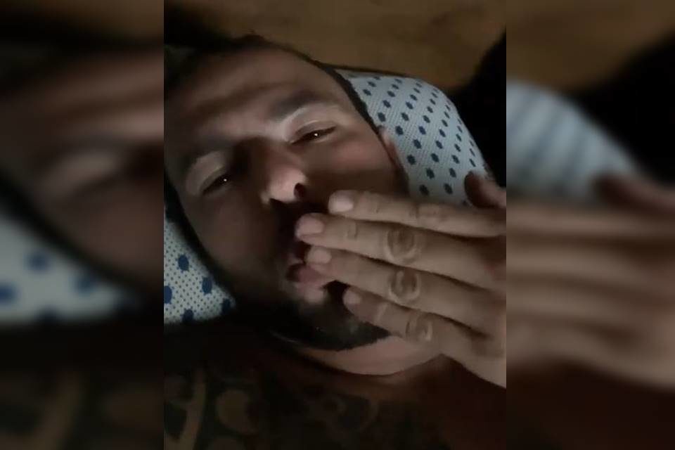 Homem branco sem camisa manda beijo