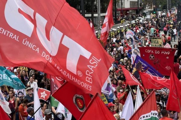 Foto colorida de uma manifestação da CUT - Metrópoles