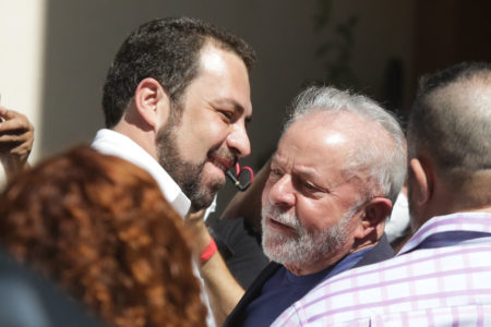 Foto colorida de Guilherme Boulos e Lula, um de frente para o outro - Metrópoles