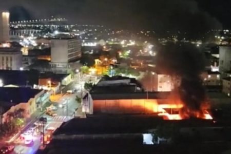 galpão de transportes incendiado em natal - metrópoles