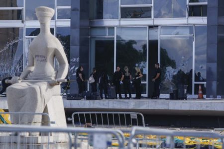 A icônica estátua "A Justiça", que fica em frente ao prédio do STF, foi pichada com a frase "perdeu mané"