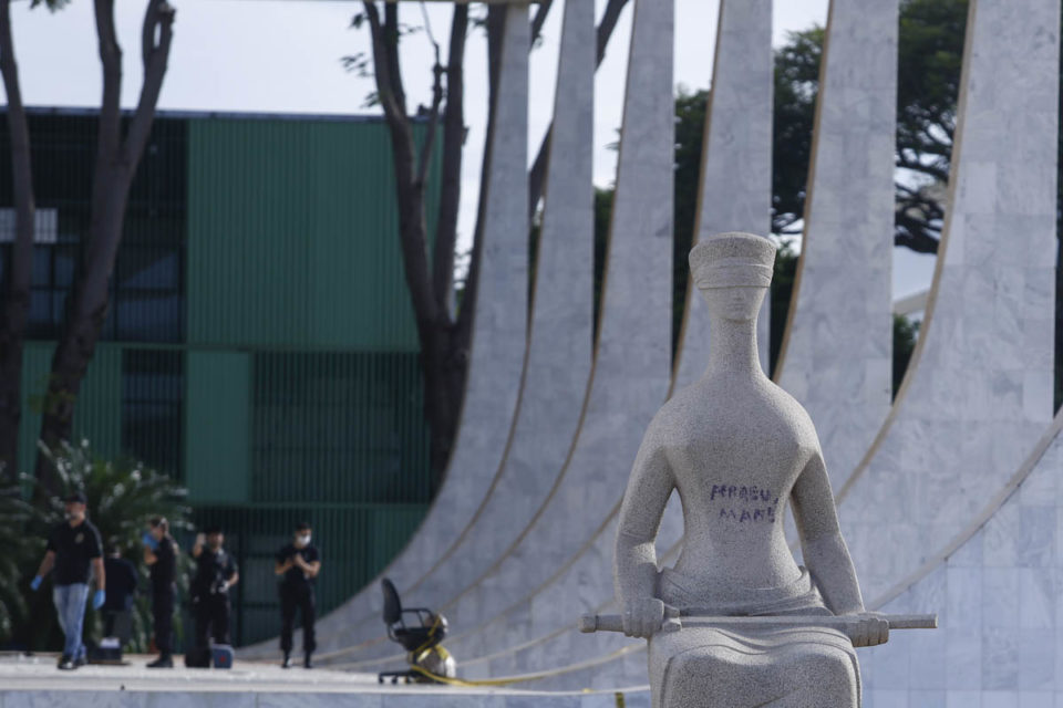 Agentes da Polícia Federal efetuam perícia no prédio-sede do Supremo Tribunal Federal (STF). O prédio foi invadido e depredado por militantes bolsonaristas no dia 08 de janeiro