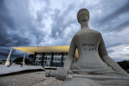 STF Estátua da Justiça com pichação "perdeu mané". Vidraças quebradas, estátuas jogadas, pichações e muita destruição nas dependências do Supremo Tribunal Federal (STF) - Metrópoles