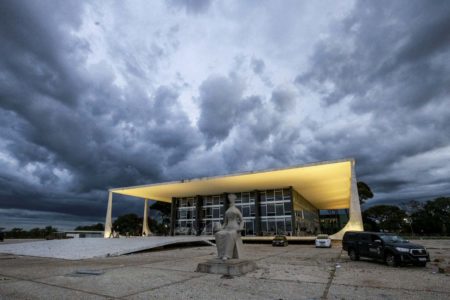 Estátua da Justiça com pichação "perdeu mané". Vidraças quebradas, estátuas jogadas, pichações e muita destruição nas dependências do Supremo Tribunal Federal