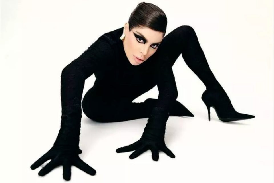 Com look preto que tampa o corpo todo, Gkay de quatro apoios no chão - Metrópoles