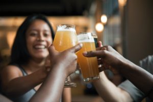 Foto mostra mulheres fazendo brinde com vários tipos de cerveja - Metrópoles