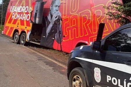 onibus paredo em anto de estrada e pedaço de carro da policia civil - metrópoles