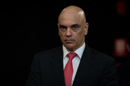 imagem colorida do ministro Alexandre de Moraes, do STF, com um fundo escuro