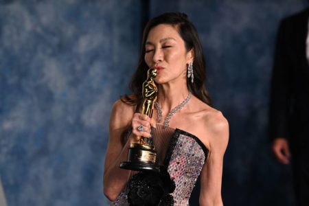 Foto de Michelle Yeoh beijando estatueta do Oscar que ela ganhou aos 63 anos - Metrópoles