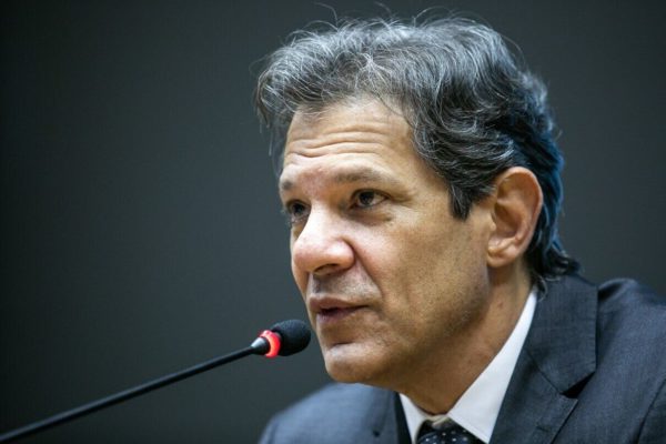 Imagem colorida do ministro da Fazenda, Fernando Haddad, durante coletiva de imprensa - Metrópoles