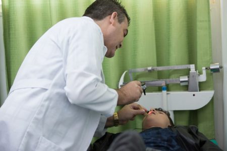 Foto colorida de médico atendendendo pelo programa Mais Médicos