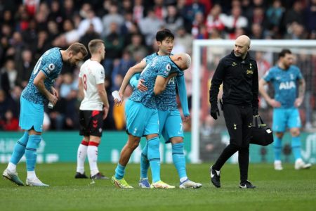 Foto do jogador Richarlison chorando enquanto sai de campo durante jogo do Tottenham contra o Southampton