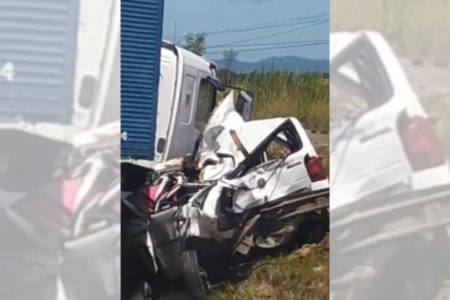 Foto colorida do acidente entre uma carreta e um carro no Rio de Janeiro - Metrópoles