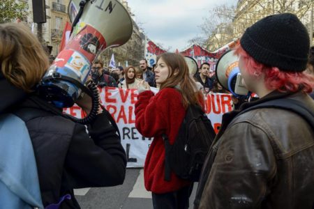 Foto colorida de uma manifestação na França - Metrópoles