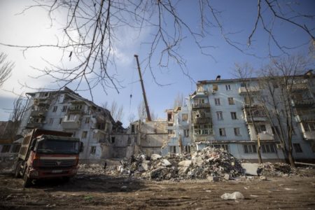 imagem colorida de prédio bombardeado em ZAPORIZHZHIA