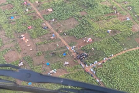 Imagem aérea mostra barracos em área verde irregular