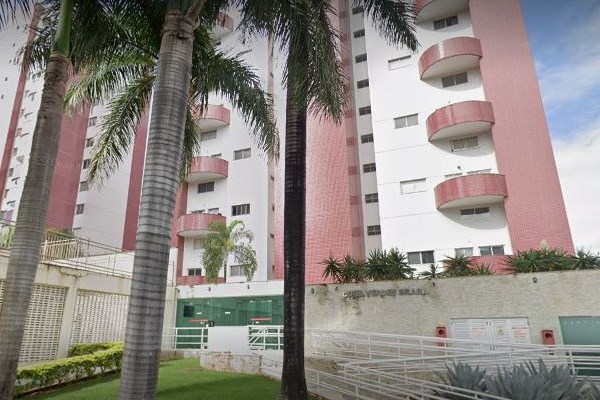 Imagem colorida da fachada de prédio residencial