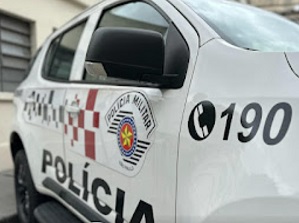 Imagem mostra viatura da polícia militar (PM), um carro branco com detalhes em vermelho e preto. Homem foi para a prisão por estupro de crianças - Metrópoles