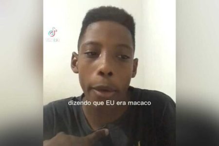 Imagem colorida do vídeo em que o menino Guilherme, de apenas 12 anos, que pais ensinem os filhos sobre respeito