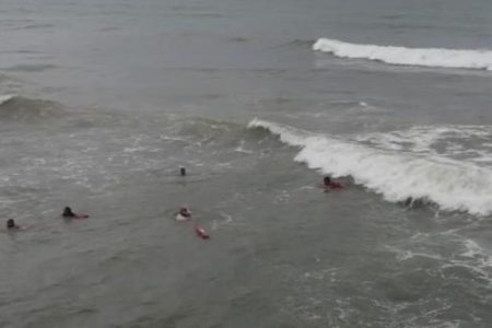 Foto colorida de cinco pessoas se afogando na praia de Abaís (SE) - Metrópoles