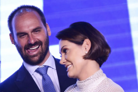 Imagem colorida do Deputado Federal Eduardo Bolsonaro durante cerimônia de transmissão de cargo à nova presidente do PL Mulher, Michelle Bolsonaro em brasília - Metrópoles