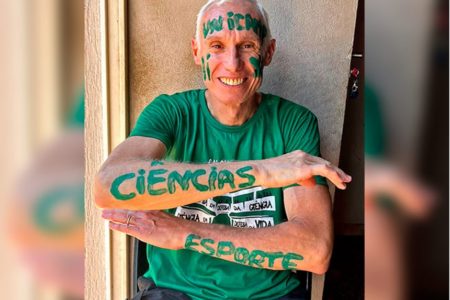 Imagem colorida de homem de 62 anos que entrou para a faculdade