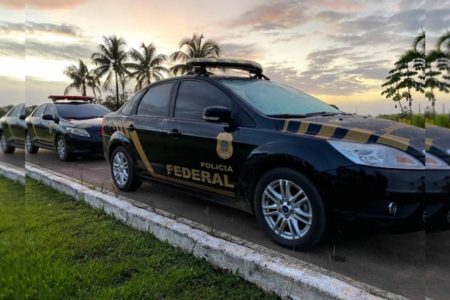 Viaturas da Polícia Federal (PF) estacionadas em fila