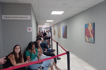 Imagem colorida de fila na Alesp para protocolar CPIs