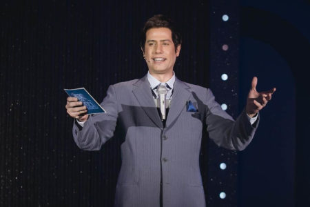 Velson D'Souza interpreta Silvio Santos no musical Silvio Santos Vem Aí - Metrópoles