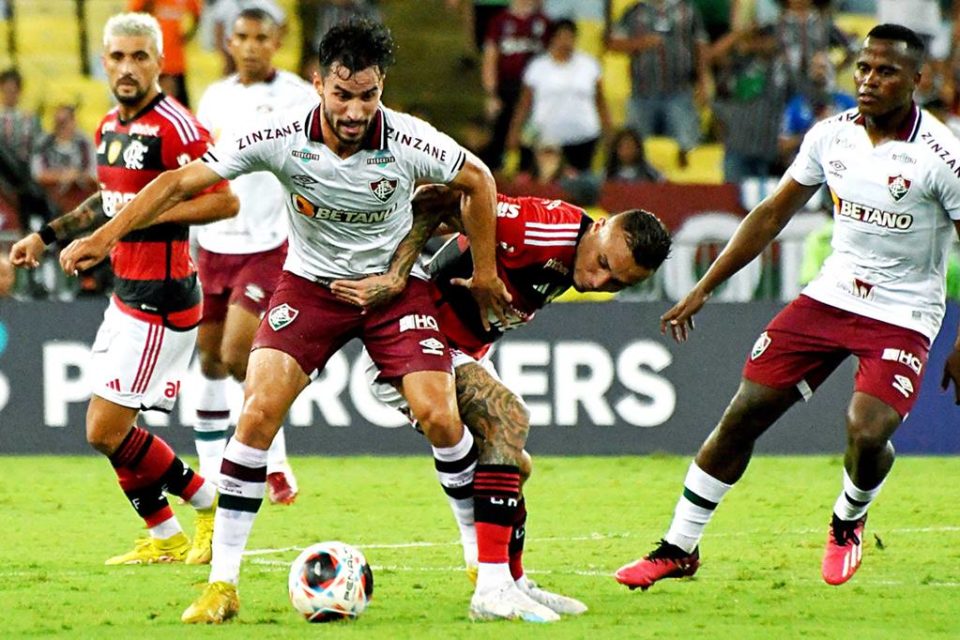 Jogadores de Flamengo e Fluminense disputam a bola