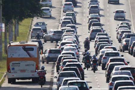 Carros furam a faixa exclusiva de ônibus na EPTG