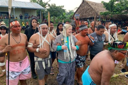 Imagem colorida mostra Rosa Weber com indígenas - Metrópoles