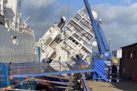 Navio tomba em doca seca em Leith, Escócia - Metrópoles