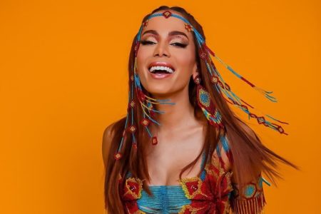 Foto colorida de Anitta - Metrópoles