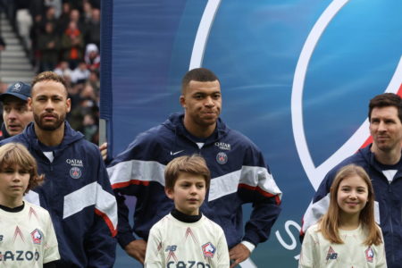 Neymar, Mbappé e Messi perfilados