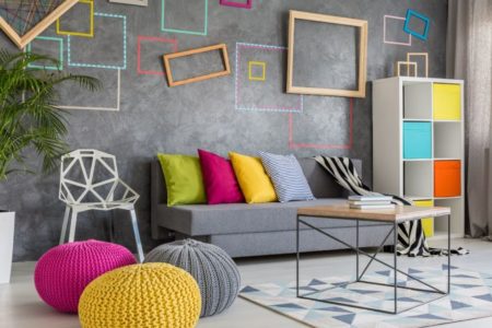 Minimalista - sala com varias cores de almofadas, tapede clin, parede cinza com quadros - mmetrópoles