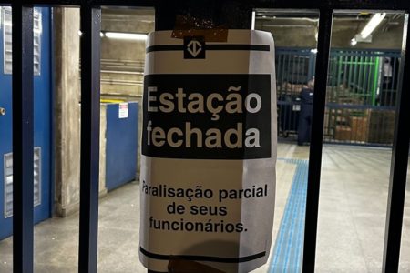 Imagem colorida mostra Aviso de paralisação do Metrô de São Paulo - Metrópoles