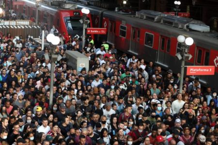 Imagem colorida da estação de trem lotada em SP