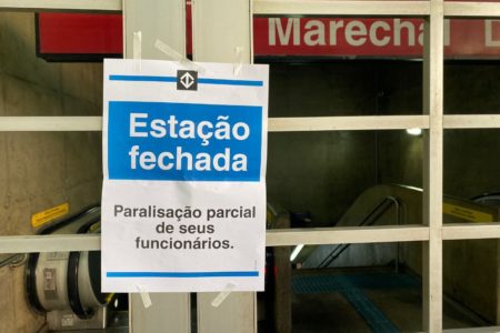 Imagem colorida de uma porta da estação do Metrô-SP fechada por causa da greve