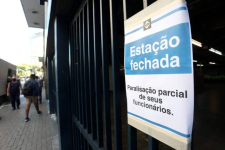 Imagem colorida de portão de estação do Metrô-SP fechada por causa da greve