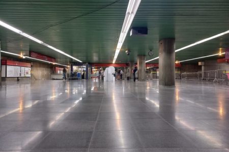 Imagem colorida mostra a estação Santa Cecília do metrô de Sâo Paulo vazia devido a uma greve. O teto é verde com lâmpadas compridas e o chão é cinza - Metrópoles