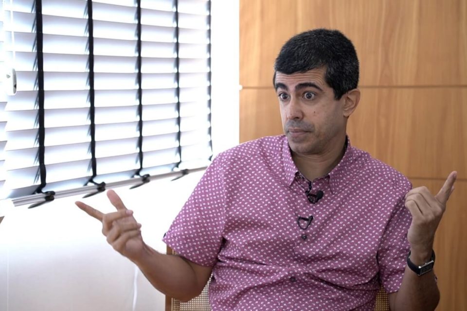 Marcius Melhem usando camisa rosa - Metrópoles