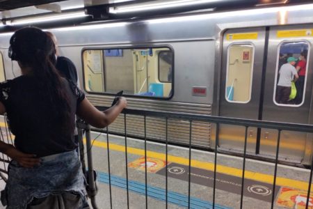 Imagem colorida de pessoas esperando Metrô de SP