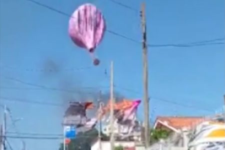 imagem colorida de balão pegando fogo