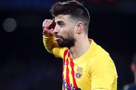 Foto do jogador Gerard Piqué dando língua - Metrópoles