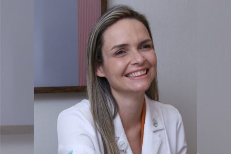 Imagem colorida: médica de jaleco sorrindo - Metrópoles