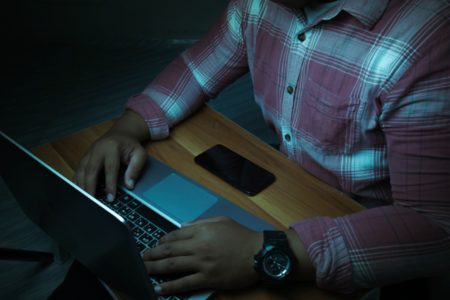 Imagem colorida: homem sentado em frente ao computador - Metrópoles