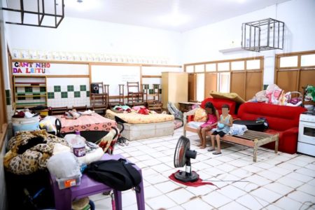 Foto colorida de escola que abriga famílias desalojadas em Rio Branco, no Acre