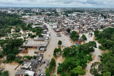 Foto colorida de região alagada por fortes chuvas no Acre