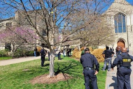 Policiais de Nashville durante tiroteio em escola